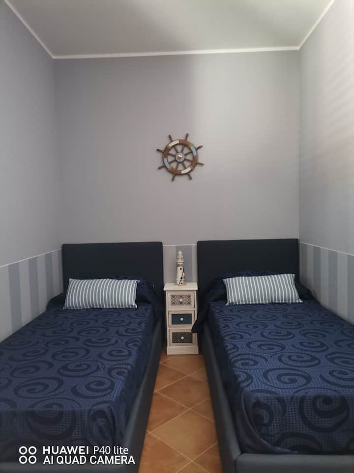 غرفة نوم ثانية بسريرين مفردين، والتي يمكن ضمها عند الطلب 