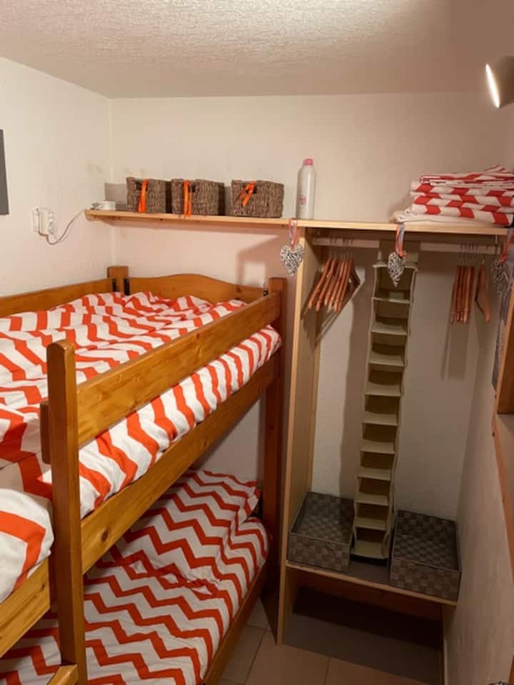 spavaća soba br. 2 s  2 bračna kreveta za jednu osobu i malim prostorom za odlaganje 