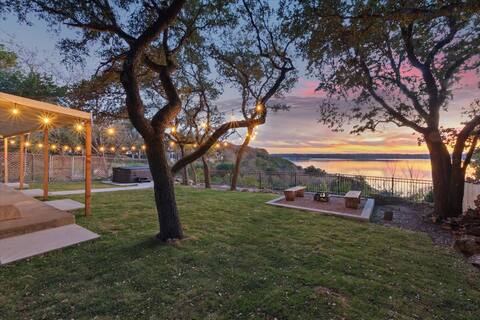 Blue Vista, lake view, hot tub, fenced yard