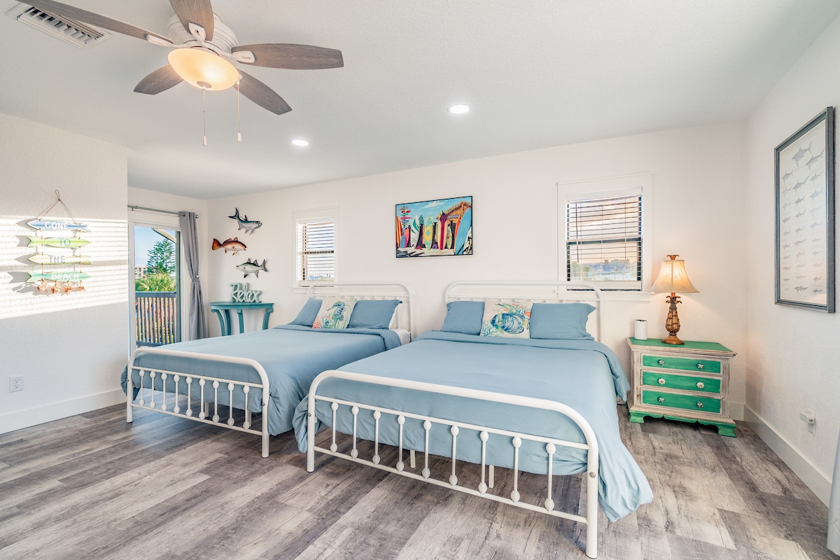 Side-by-side queen beds with en suite bathroom and access to many balconies overlooking John’s Pass in Madeira Beach!