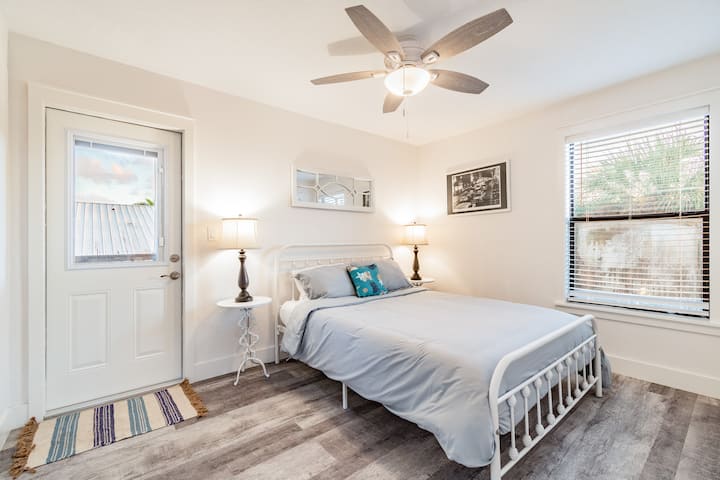 ¡Primer dormitorio a nivel de la sala de estar con acceso al porche trasero con vistas a Johns Pass!