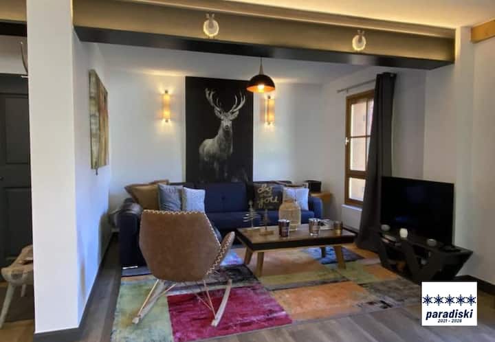 Კომფორტული დასასვენებელი სივრცე ტელევიზორის საყურებლად