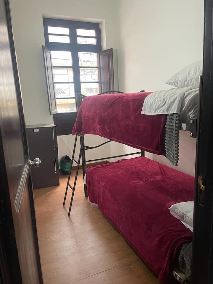 Просторна стая с дървена колиба, с прозорец към улицата.