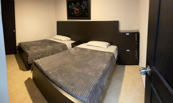 КАРТАХЕНА: Топла стая за почивка с две единични легла. Разполага с баня, спално бельо, кърпи, тоалетни принадлежности. 