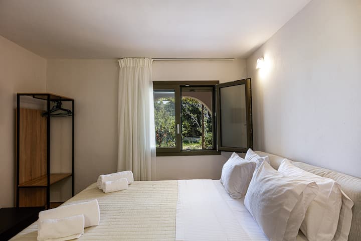 ห้องนอนใหญ่ชั้นล่าง