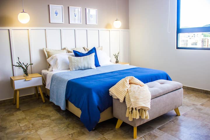 Habitación principal llena de iluminación natural y hermosa decoración