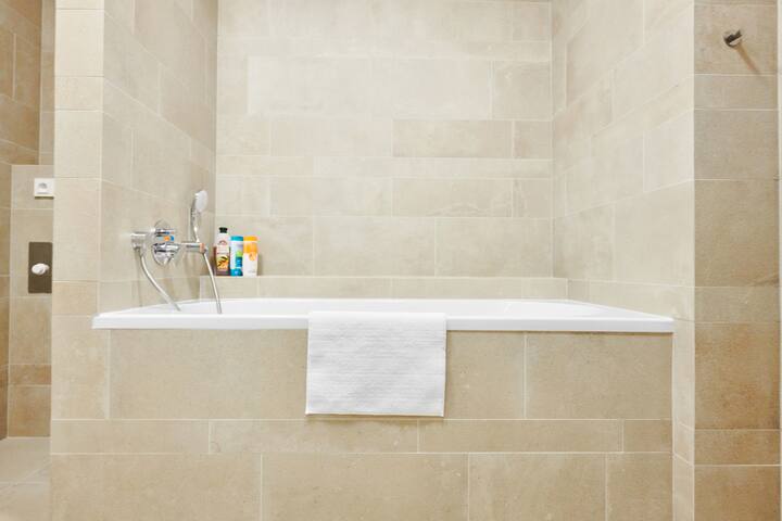 Bright Old Town 4-bedroom Apartment (6F) gallery image 5