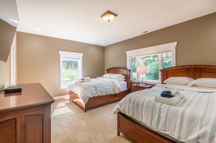 ოთხი მთავარი საძინებლიდან ერთ-ერთი 2 ორადგილიანი საწოლით 