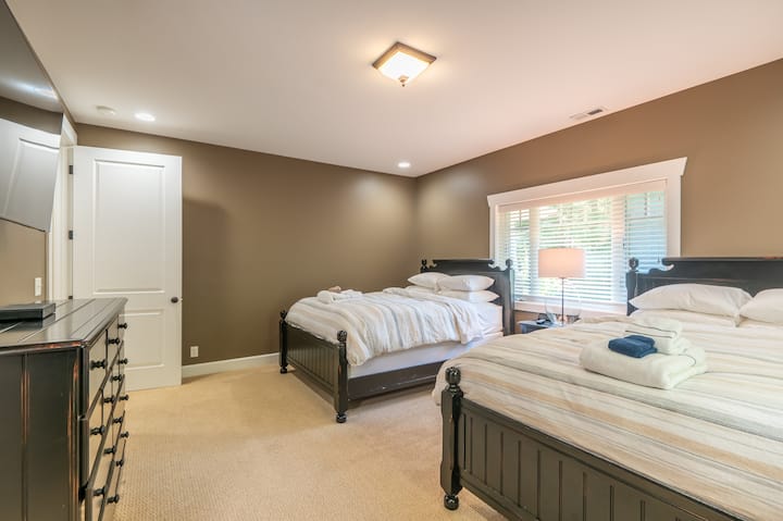 ოთხი მთავარი საძინებლიდან ერთ-ერთი 2 ორადგილიანი საწოლით 