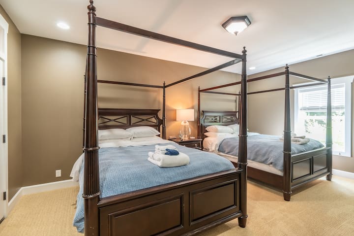 ოთხი მთავარი საძინებლიდან ერთ-ერთი 2 ორადგილიანი საწოლით 