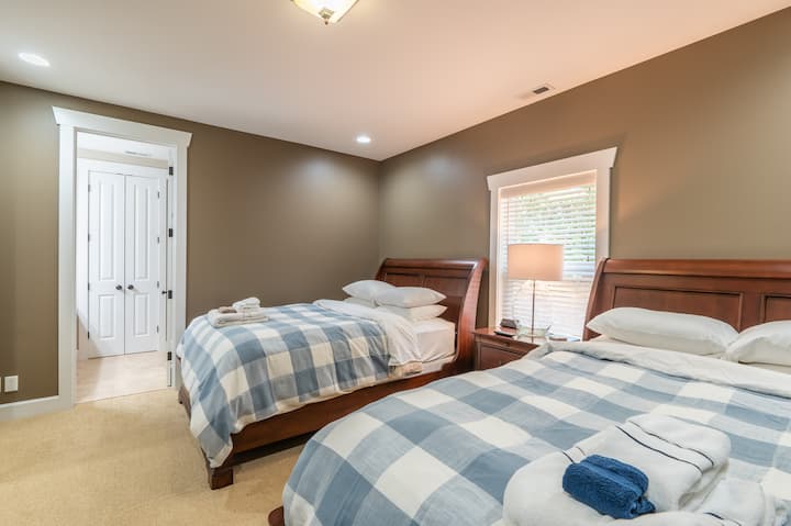 ოთხი მთავარი საძინებლიდან ერთ-ერთი 2 ორადგილიანი საწოლით 