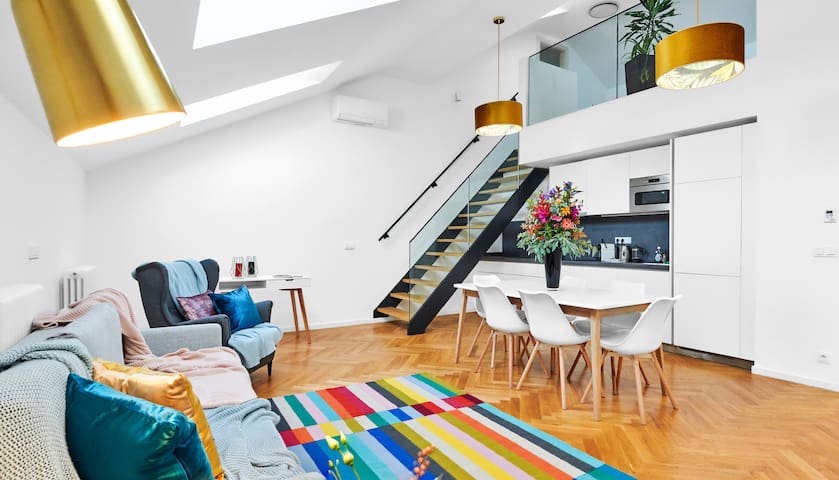 Bright Old Town 3-bedroom Apartment (6D)