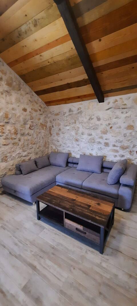 MLIKO I PALENTA - old stone house on the beach