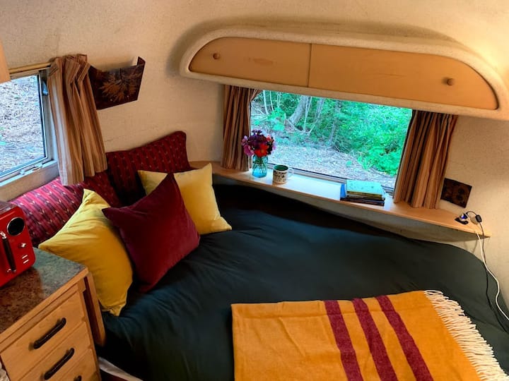 Gauč sa otvára do plnohodnotnej postele, ktorá spí 2. Útulné páperové prikrývky, prikrývky a vankúše vytvárajú skutočný "glamping" zážitok.