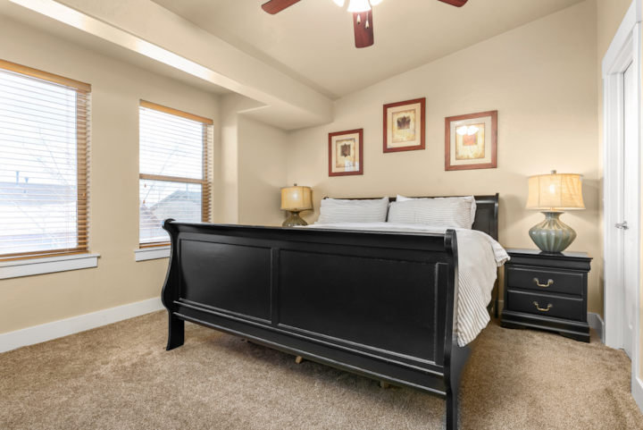 جناح كبير واسع بحمام خاص.