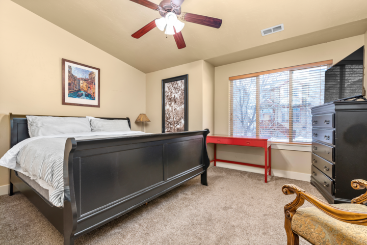 جناح رئيسي ثانٍ مع تلفزيون عالي الوضوح 43 بوصة وبجودة 4 K. 