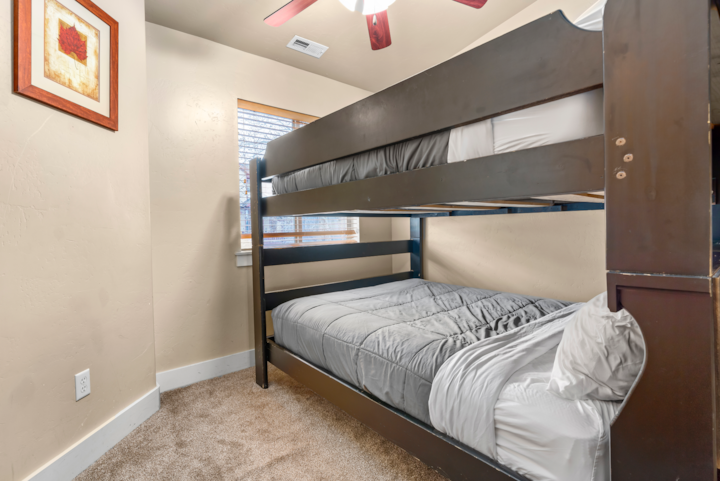 غرفة بطابقين بمقاس كبير.