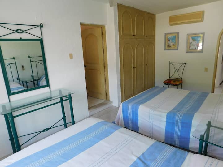 בחדר מס '3 תמצאו 2 מיטות קווין סייז.