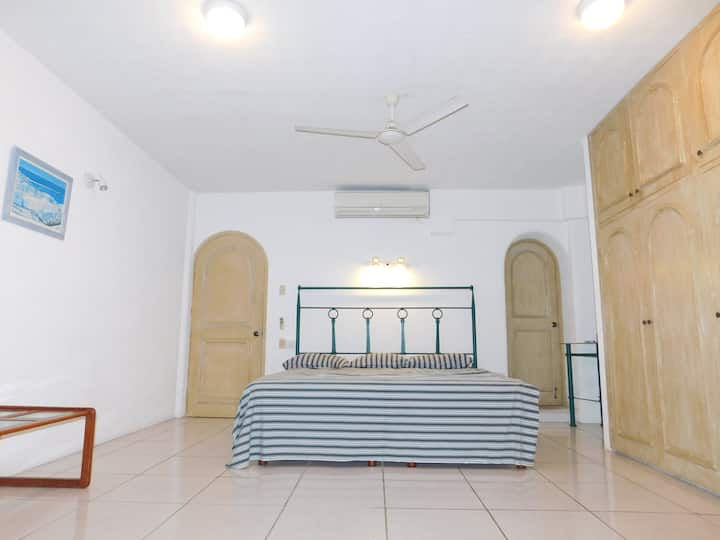 בחדר השינה הראשי תמצאו מיטת קינג סייז עם נוף ישיר למפרץ ולנופים המדהימים.