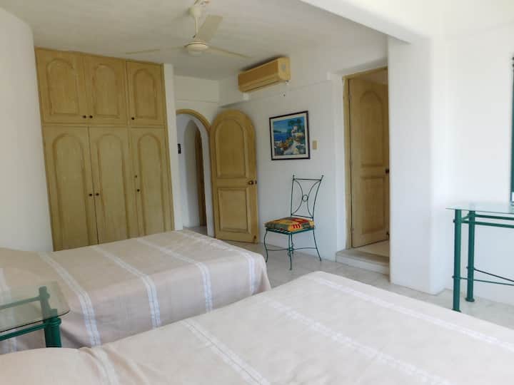 עד 4 אנשים יכולים לישון בחדר מספר 2, שיש בו 2 מיטות זוגיות.