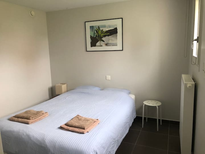 Dormitorio en la planta baja con cama doble (140 x 200 cm) y armario