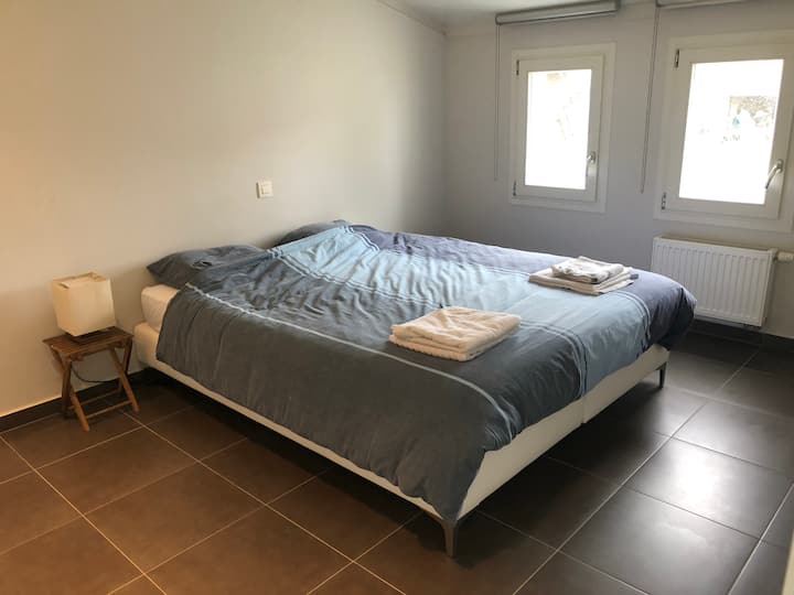 Dormitorio más grande en el primer piso con cama doble (160 x 200 cm) y armario
