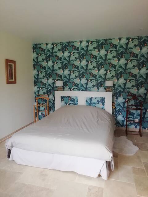 Spacious bedroom and office with independent access