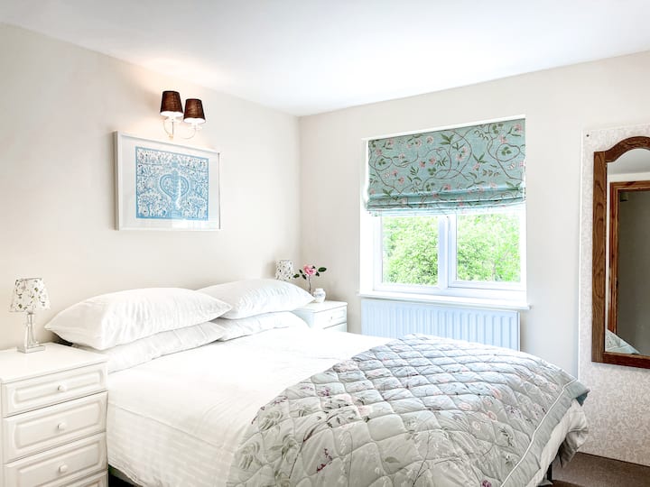 ห้องนอนคู่ด้านหลังแสนสงบ