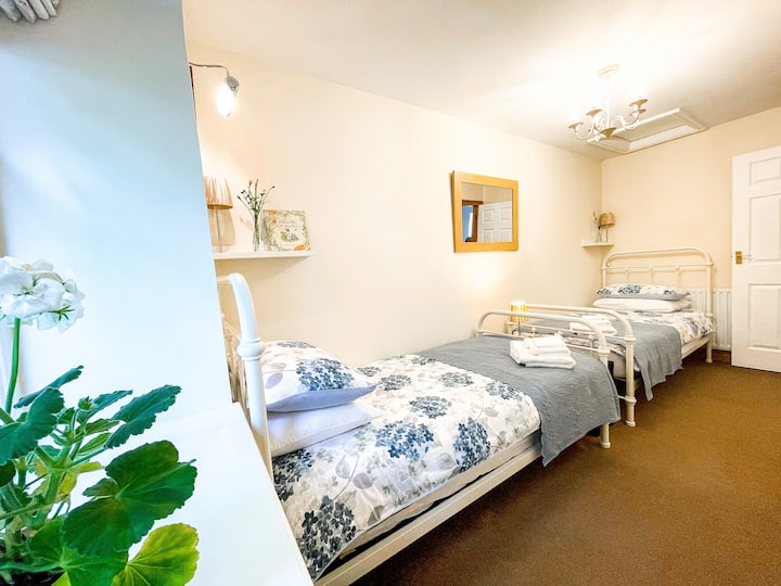 ห้องนอนเตียงแฝดด้านหน้าน่าอยู่