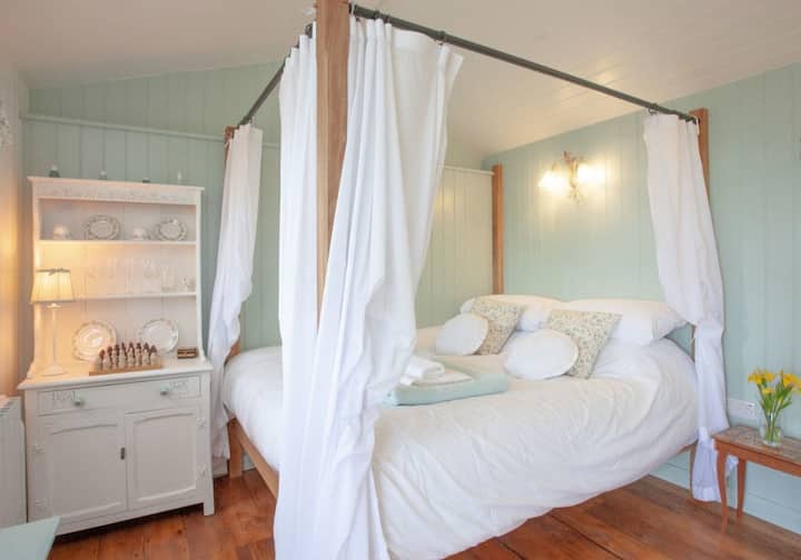 Cullompt canopy bed deals