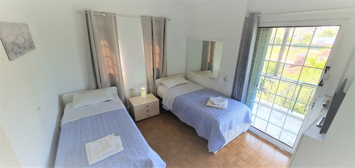 segunda habitación con camas individuales , TV , armario, aire acondicionado y panel de calefacción.