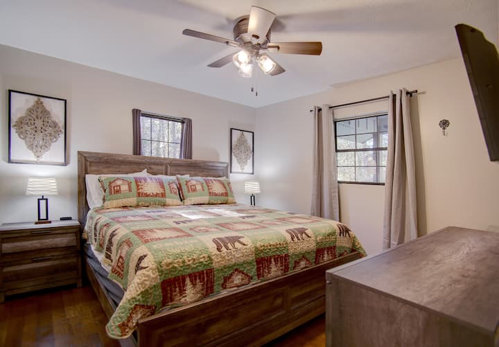 楼上公寓的6号卧室配备加大双人床。