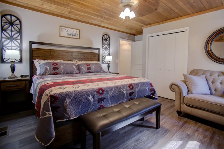 1号卧室配有加大双人床，主楼层设有通往卫生间的私人入口。