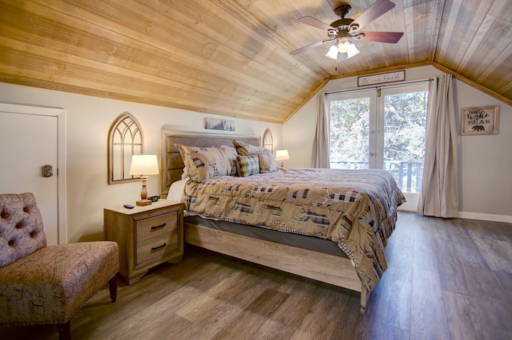 3号卧室配有一张加大双人床，位于主木屋的楼上阁楼。 这间卧室设有独立卫生间，可通往配备两把摇椅的私人露台。