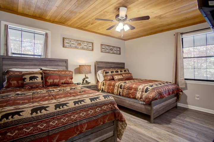 2号卧室，主楼层有两张大尺寸的床。