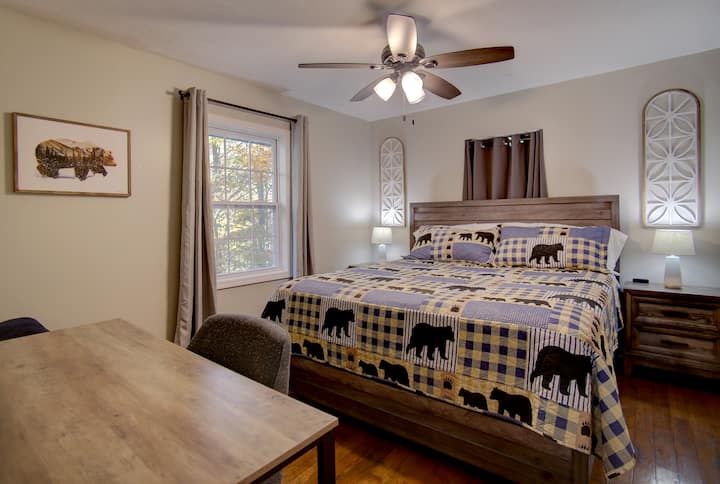 楼上公寓的7号卧室配备加大双人床。