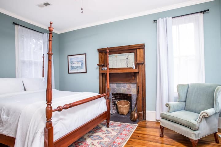 غرفة نوم ثانية بسرير كبير