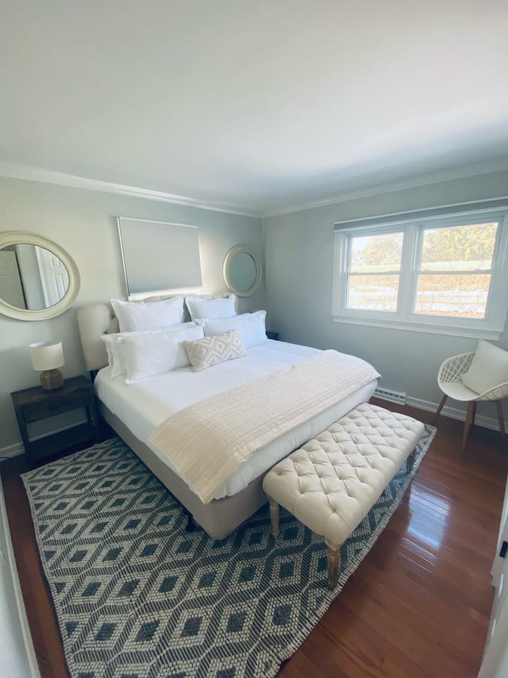 Guestroom w king bed