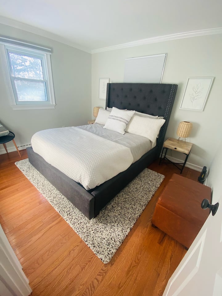 Guestroom w queen bed
