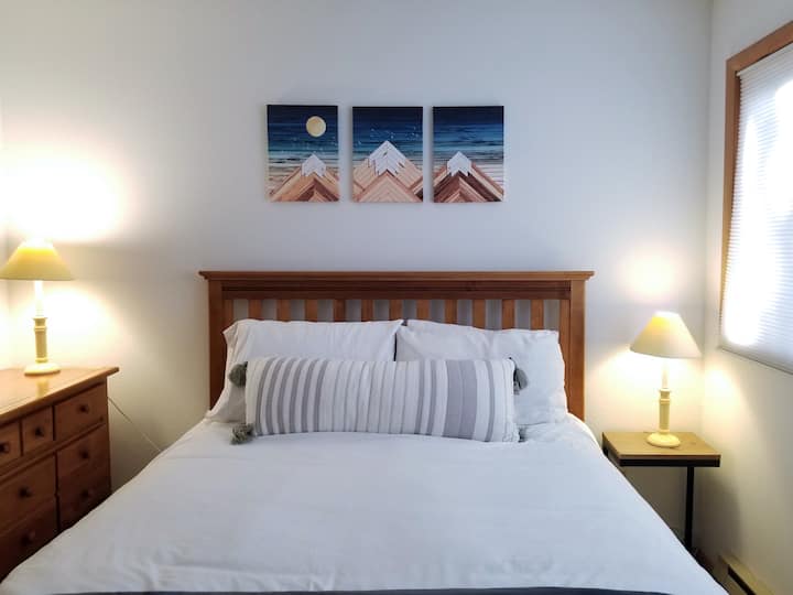 Bedroom 2: Queen bed