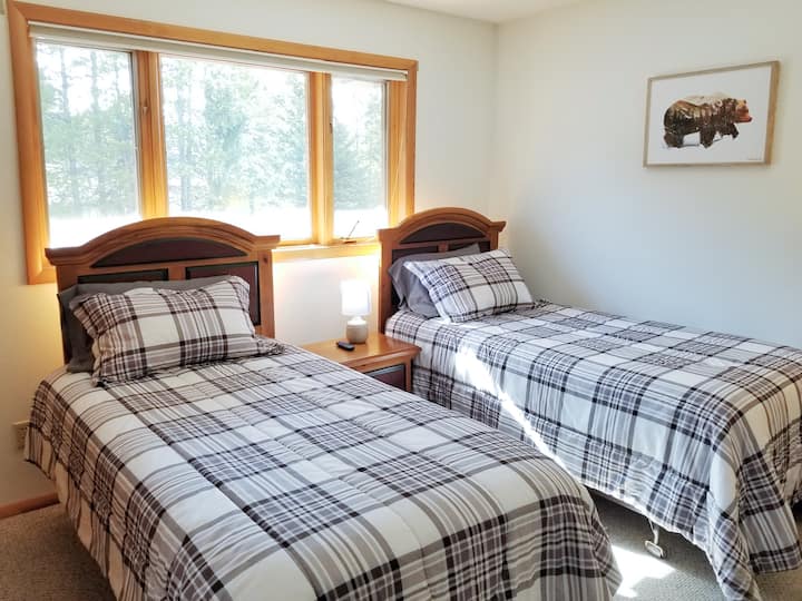 Bedroom 3: Twin beds