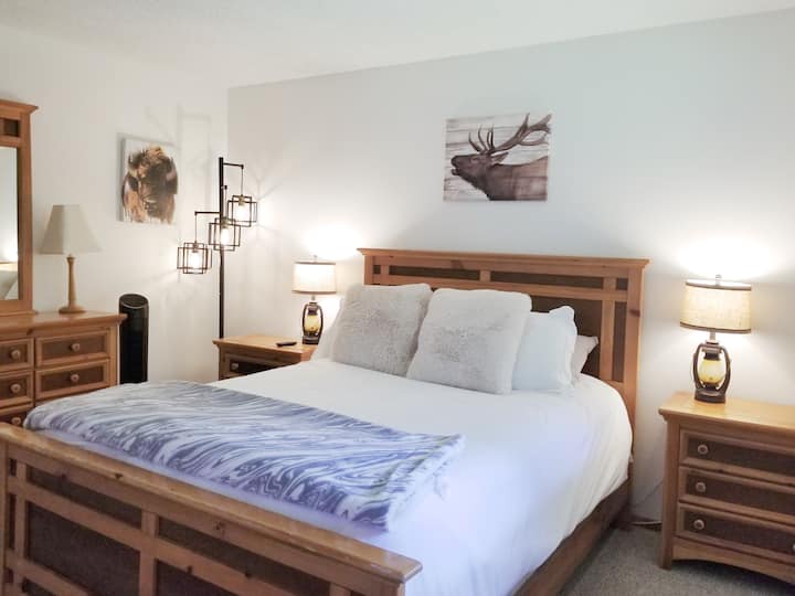 Bedroom 1: Queen Bed