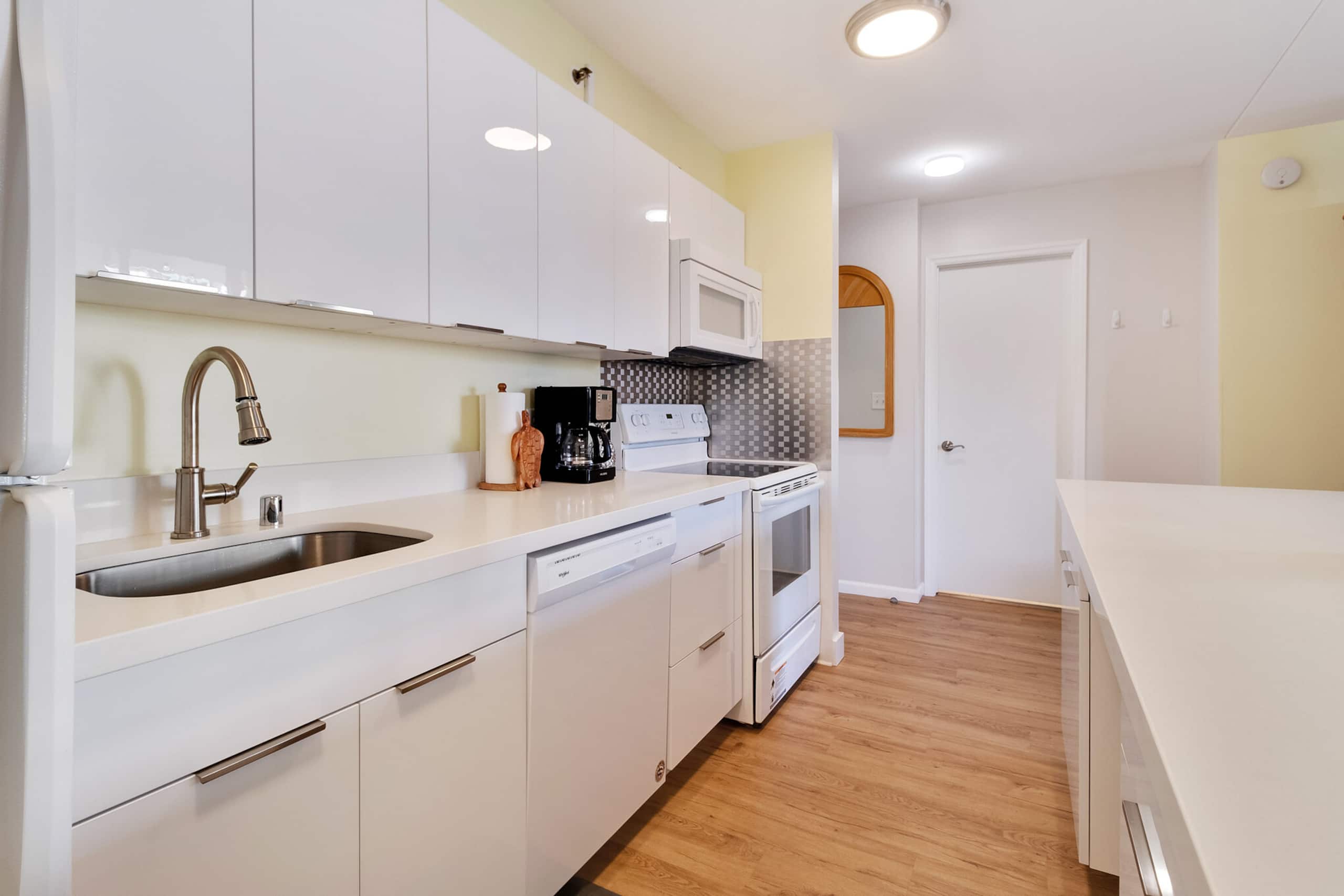Condo in Honolulu · ★4.91 · 1 bedroom · 3 beds · 1 private bath - Image 7
