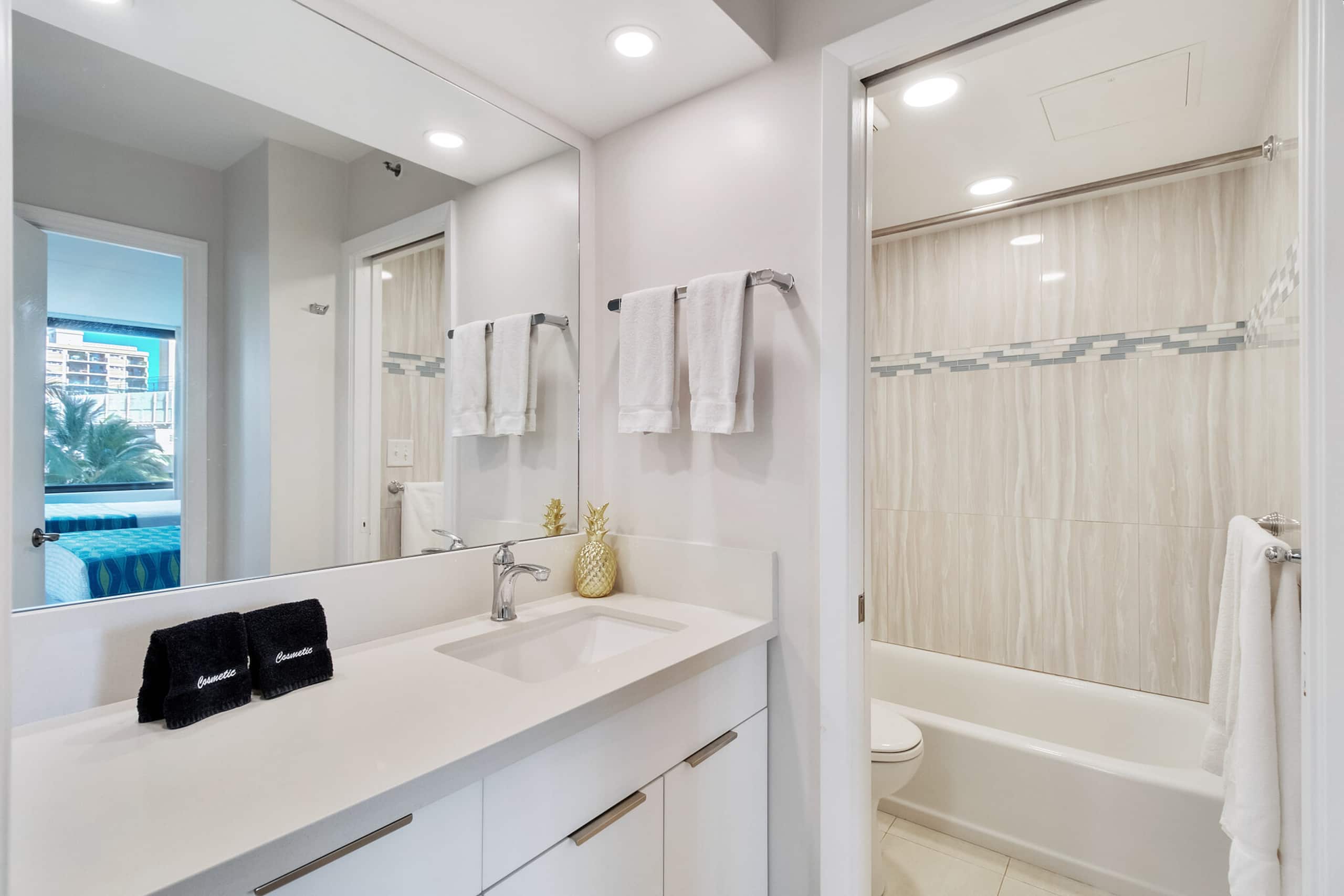 Condo in Honolulu · ★4.91 · 1 bedroom · 3 beds · 1 private bath - Image 18