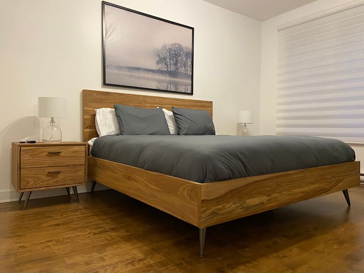 Chumba cha kulala chenye nafasi kubwa chenye kitanda kikubwa