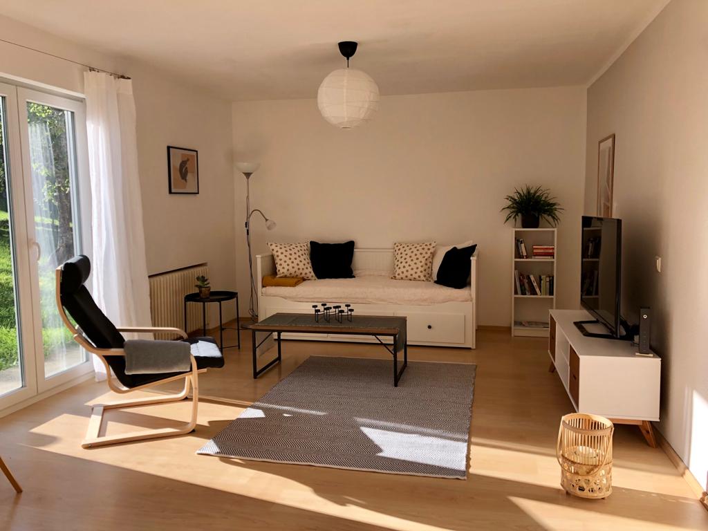 Sebule angavu yenye kitanda cha mchana cha kuvuta inaweza kuchukua hadi watu 2 