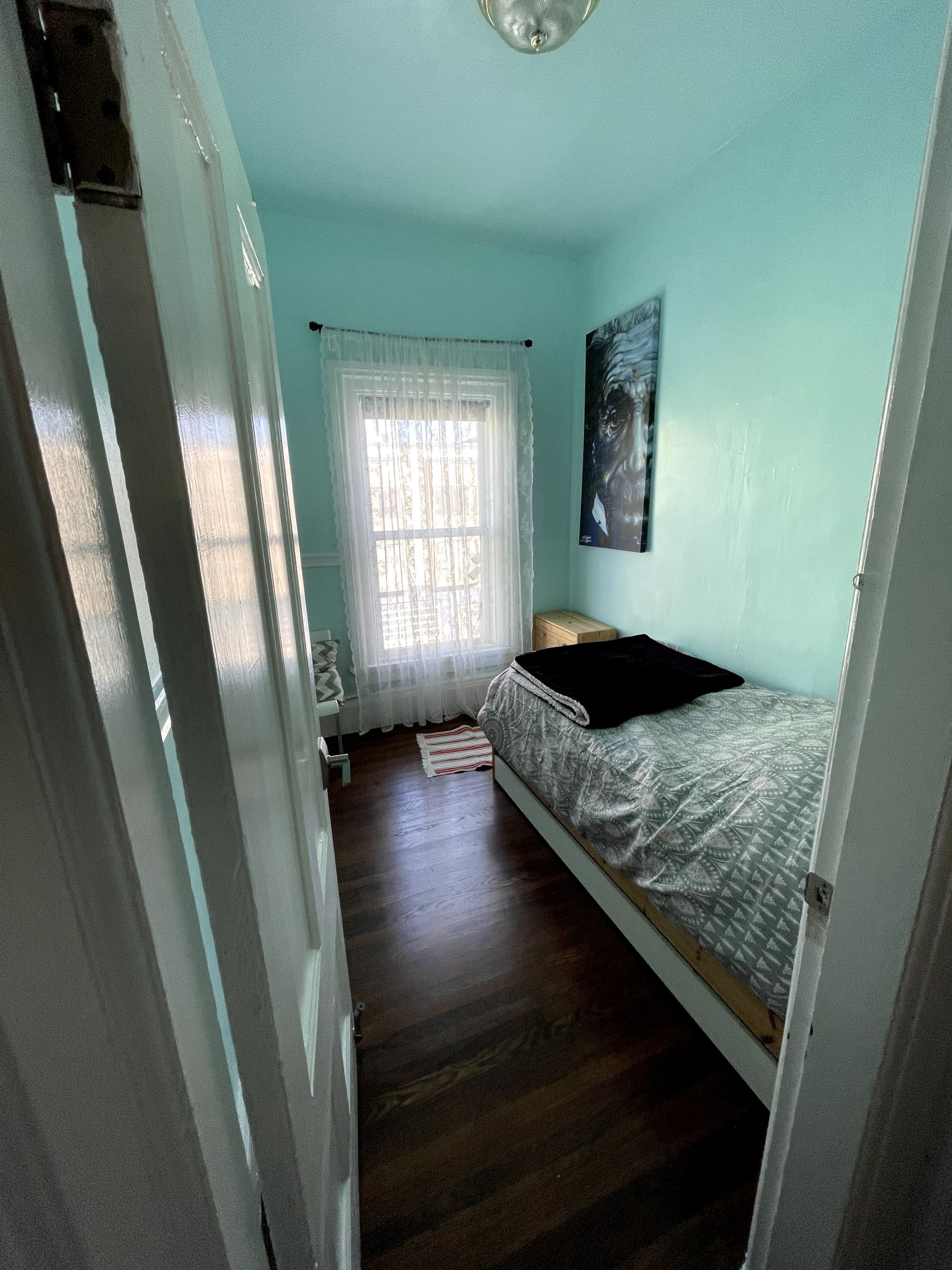 Centrally located 2 bedrooms in 3 bedroom flat - Image 11
