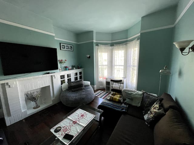 Centrally located 2 bedrooms in 3 bedroom flat