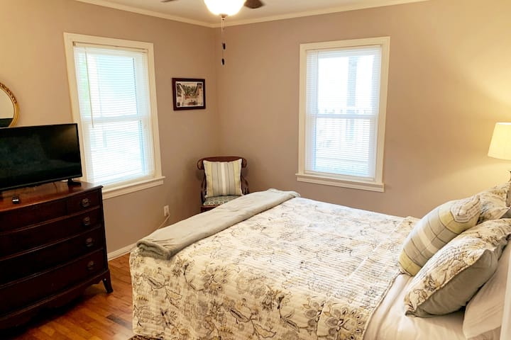 Silid - tulugan #1 na may Queen bed at Smart TV. 