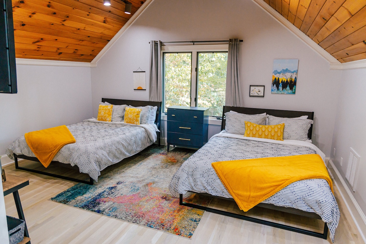Second Floor loft bedroom with two Queen beds featuring medium/firm Latex/Memory Foam mattresses,  organic sheets, and ample pillows. 35" Roku-equipped smart TV.